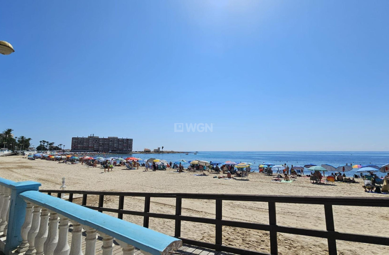 Odsprzedaż - Mieszkanie w bloku - Torrevieja - Playa de los Locos