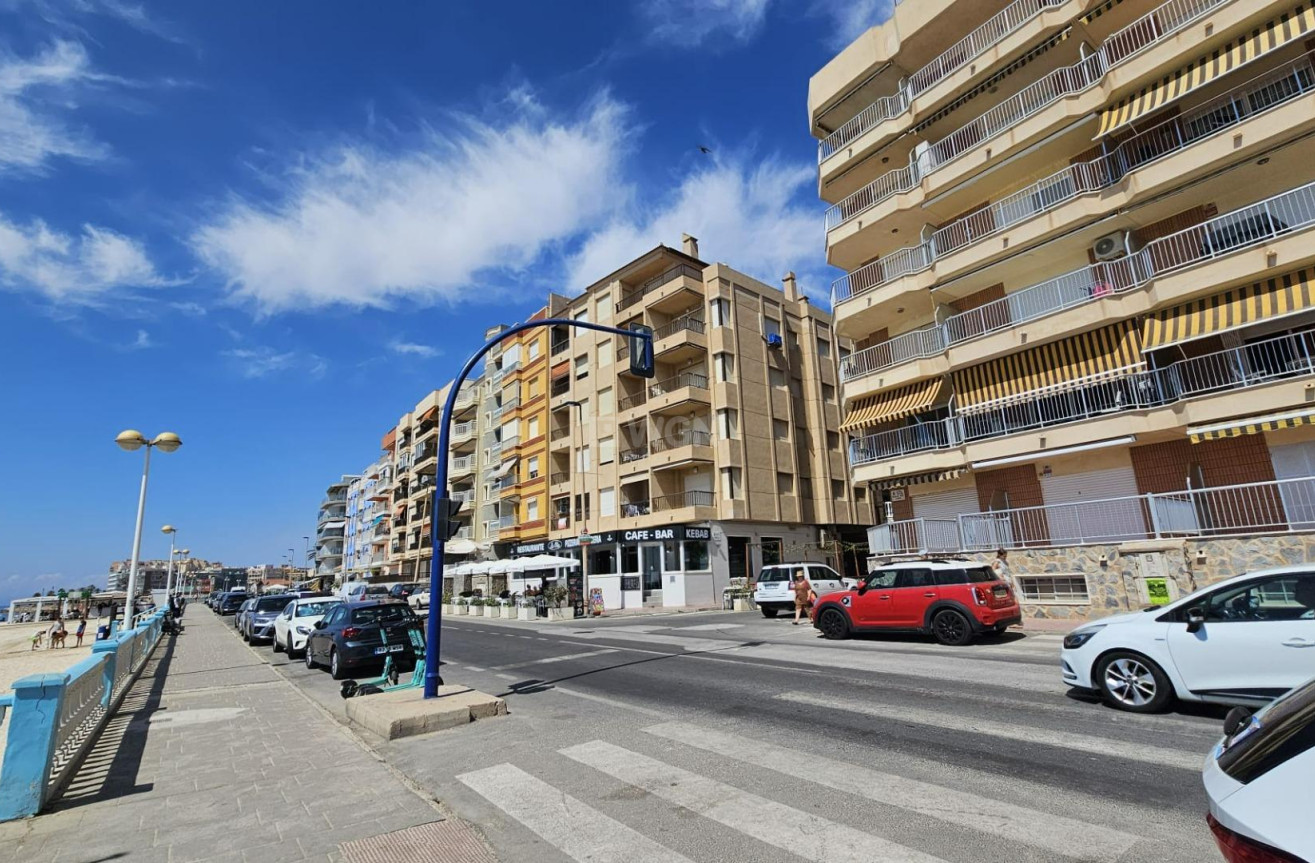 Odsprzedaż - Mieszkanie w bloku - Torrevieja - Playa de los Locos