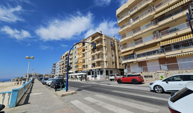 Odsprzedaż - Mieszkanie w bloku - Torrevieja - Playa de los Locos