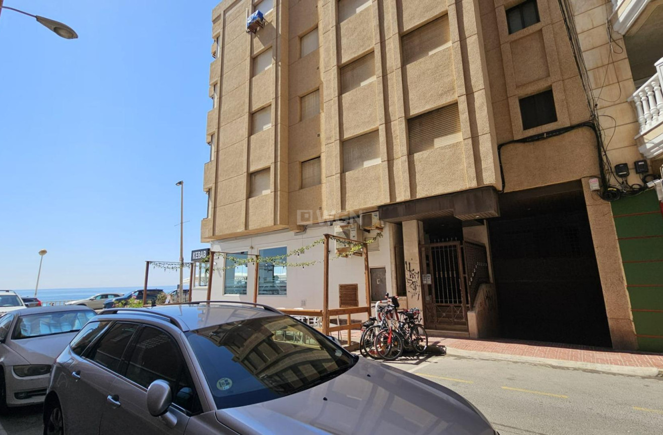 Odsprzedaż - Mieszkanie w bloku - Torrevieja - Playa de los Locos