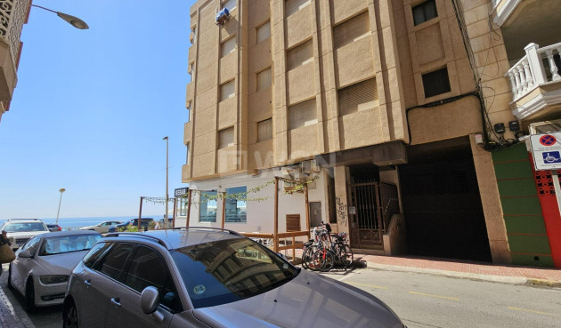 Odsprzedaż - Mieszkanie w bloku - Torrevieja - Playa de los Locos