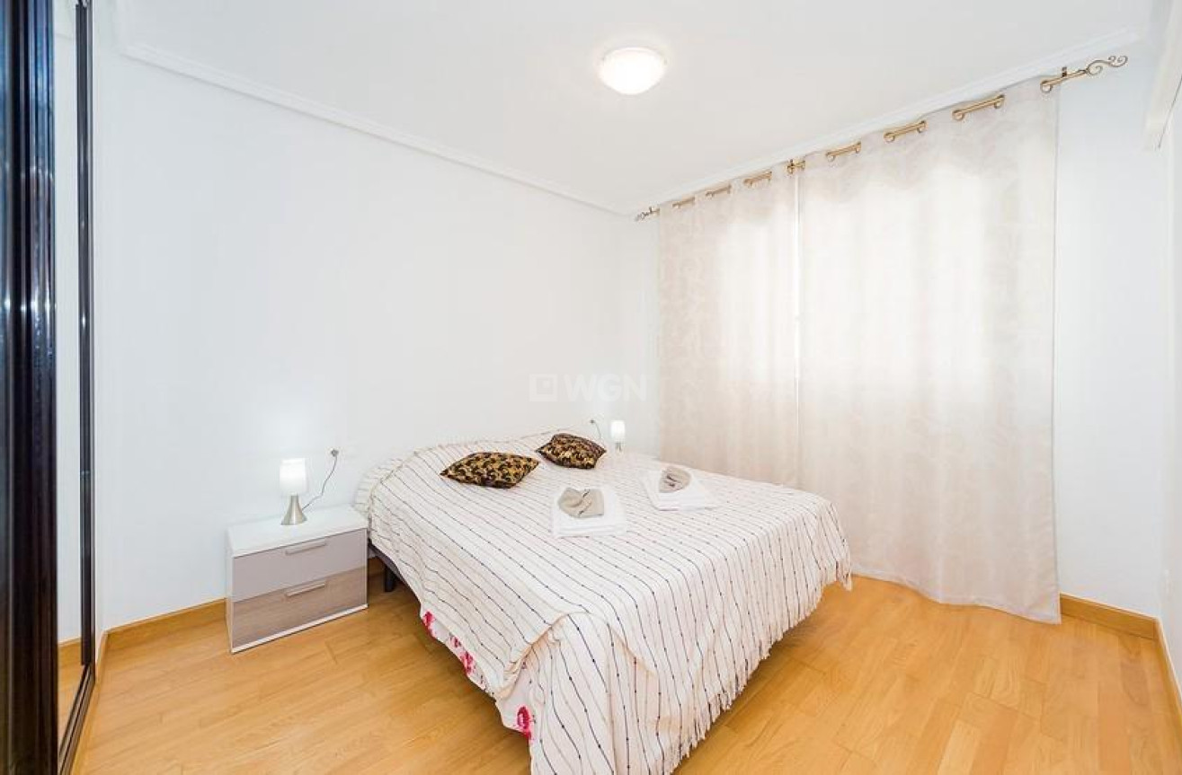 Odsprzedaż - Mieszkanie w bloku - Torrevieja - Playa del Cura