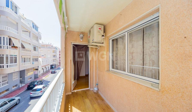Odsprzedaż - Mieszkanie w bloku - Torrevieja - Playa del Cura