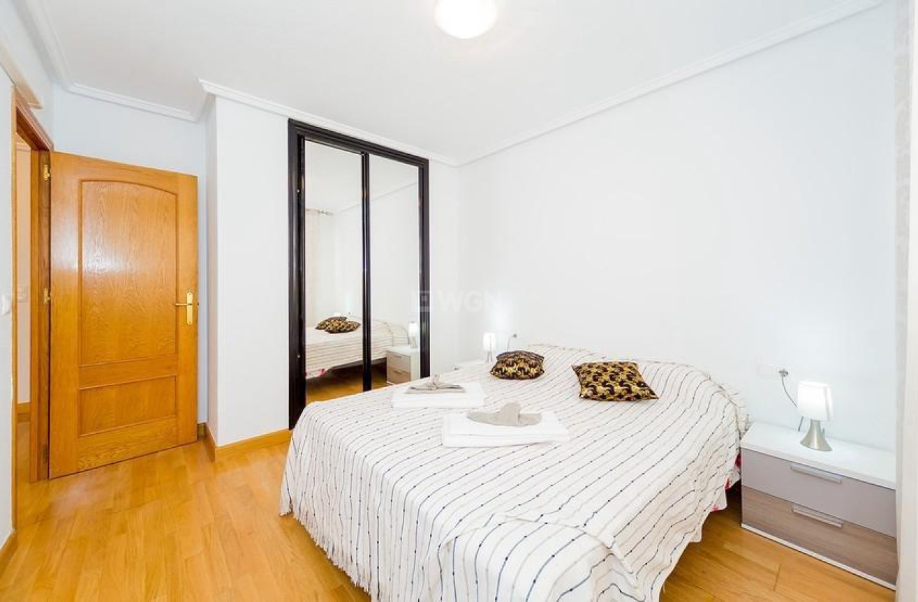 Odsprzedaż - Mieszkanie w bloku - Torrevieja - Playa del Cura