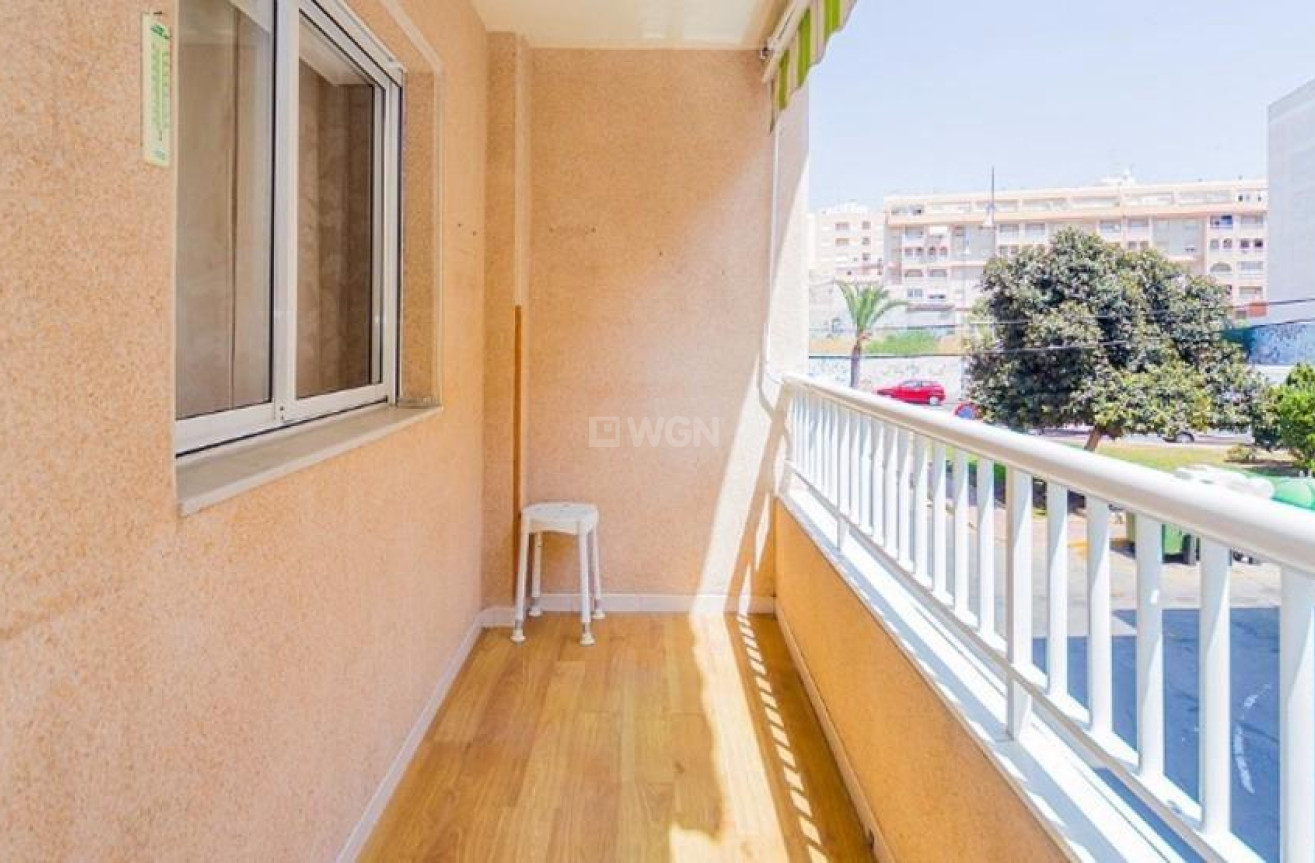 Odsprzedaż - Mieszkanie w bloku - Torrevieja - Playa del Cura