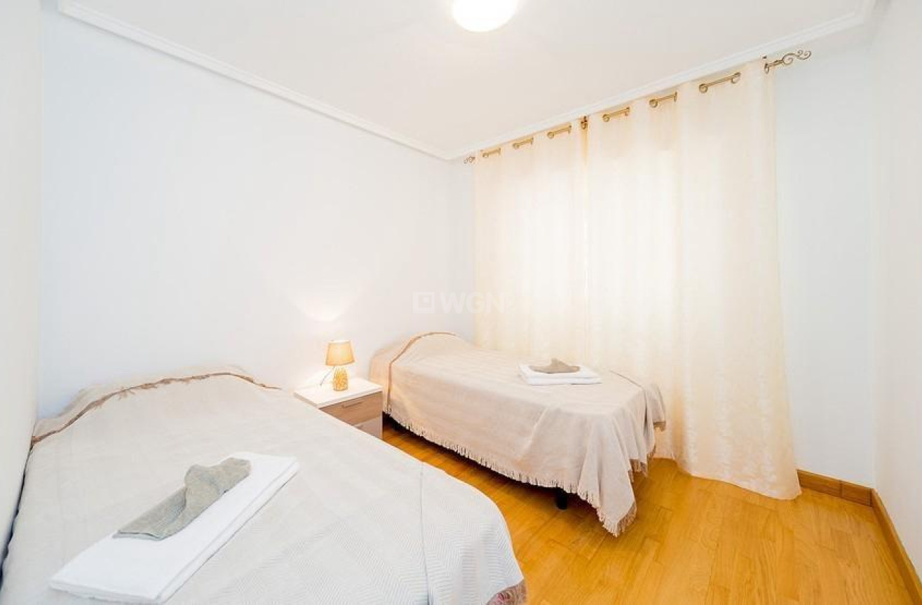Odsprzedaż - Mieszkanie w bloku - Torrevieja - Playa del Cura