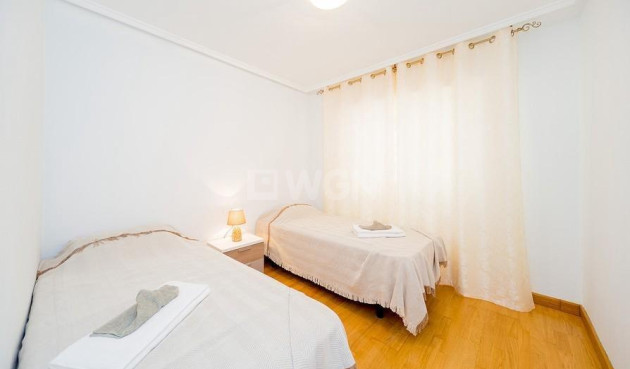 Odsprzedaż - Mieszkanie w bloku - Torrevieja - Playa del Cura