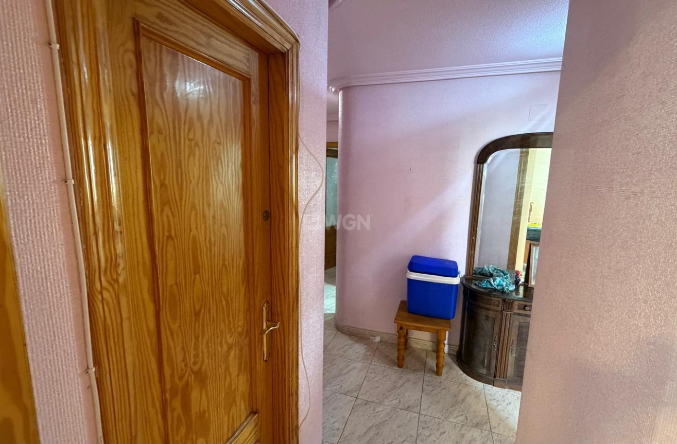 Odsprzedaż - Mieszkanie w bloku - Torrevieja - Playa del Cura