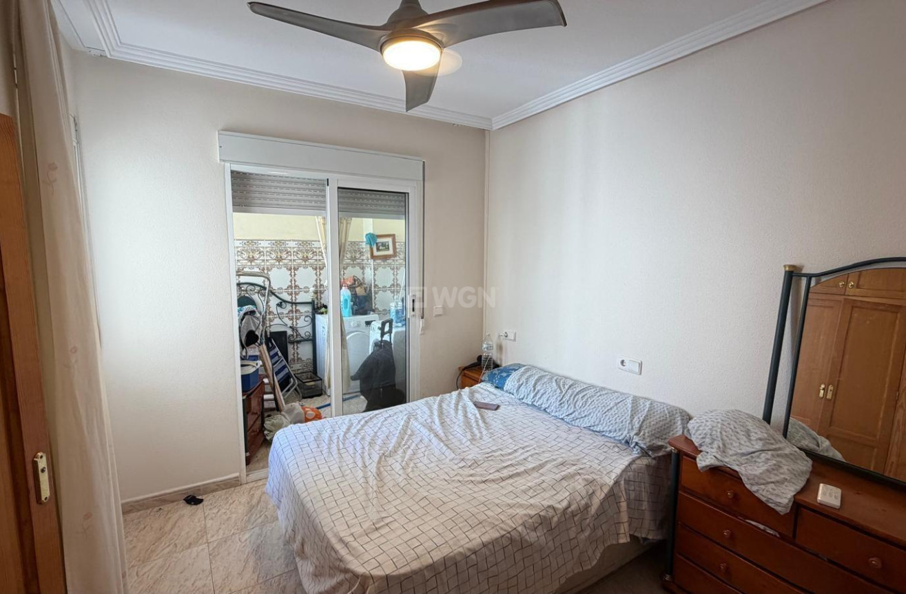 Odsprzedaż - Mieszkanie w bloku - Torrevieja - Playa del Cura