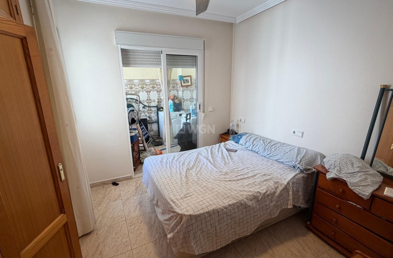 Odsprzedaż - Mieszkanie w bloku - Torrevieja - Playa del Cura