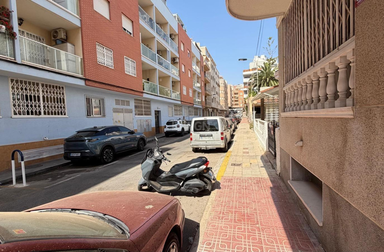Odsprzedaż - Mieszkanie w bloku - Torrevieja - Playa del Cura