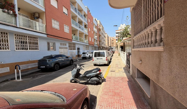 Odsprzedaż - Mieszkanie w bloku - Torrevieja - Playa del Cura