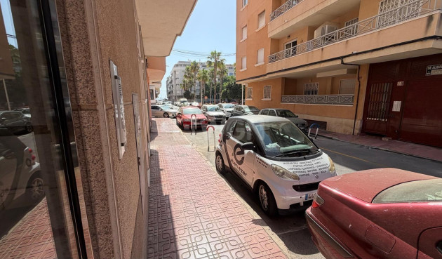 Odsprzedaż - Mieszkanie w bloku - Torrevieja - Playa del Cura