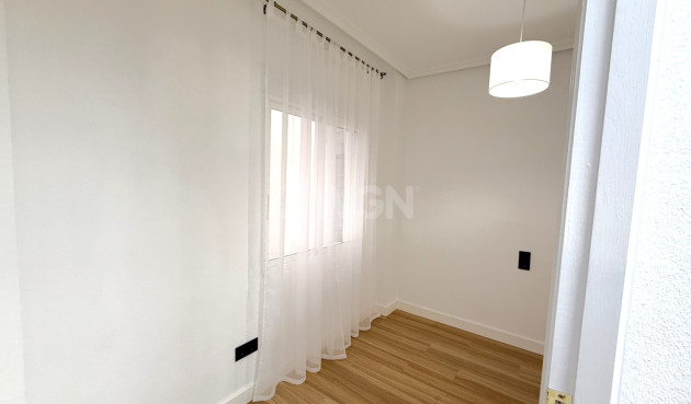 Odsprzedaż - Mieszkanie w bloku - Torrevieja - Costa Blanca