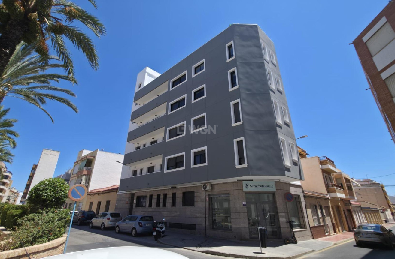 Odsprzedaż - Mieszkanie w bloku - Torrevieja