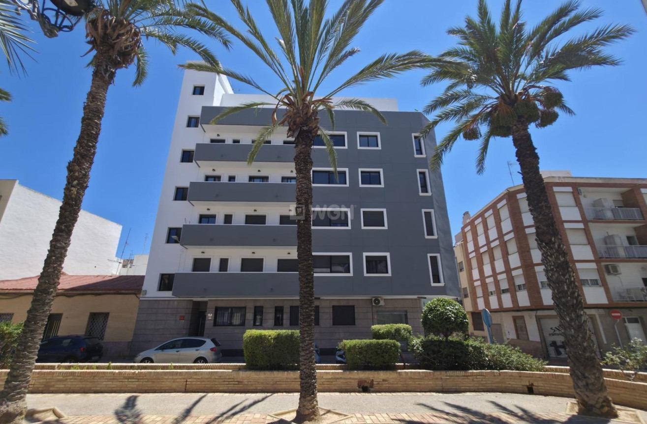 Odsprzedaż - Mieszkanie w bloku - Torrevieja