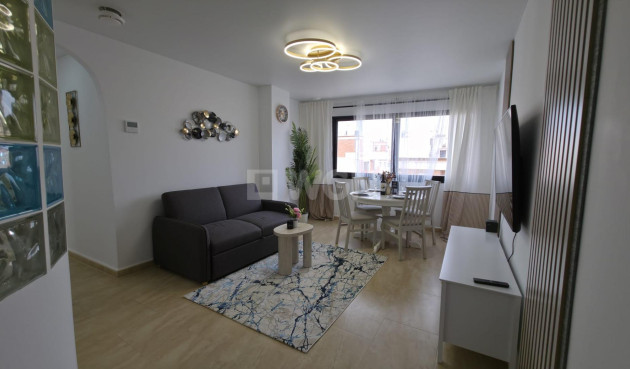 Odsprzedaż - Mieszkanie w bloku - Torrevieja