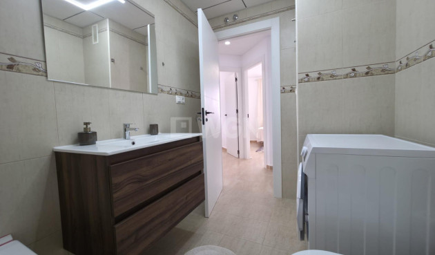 Odsprzedaż - Mieszkanie w bloku - Torrevieja