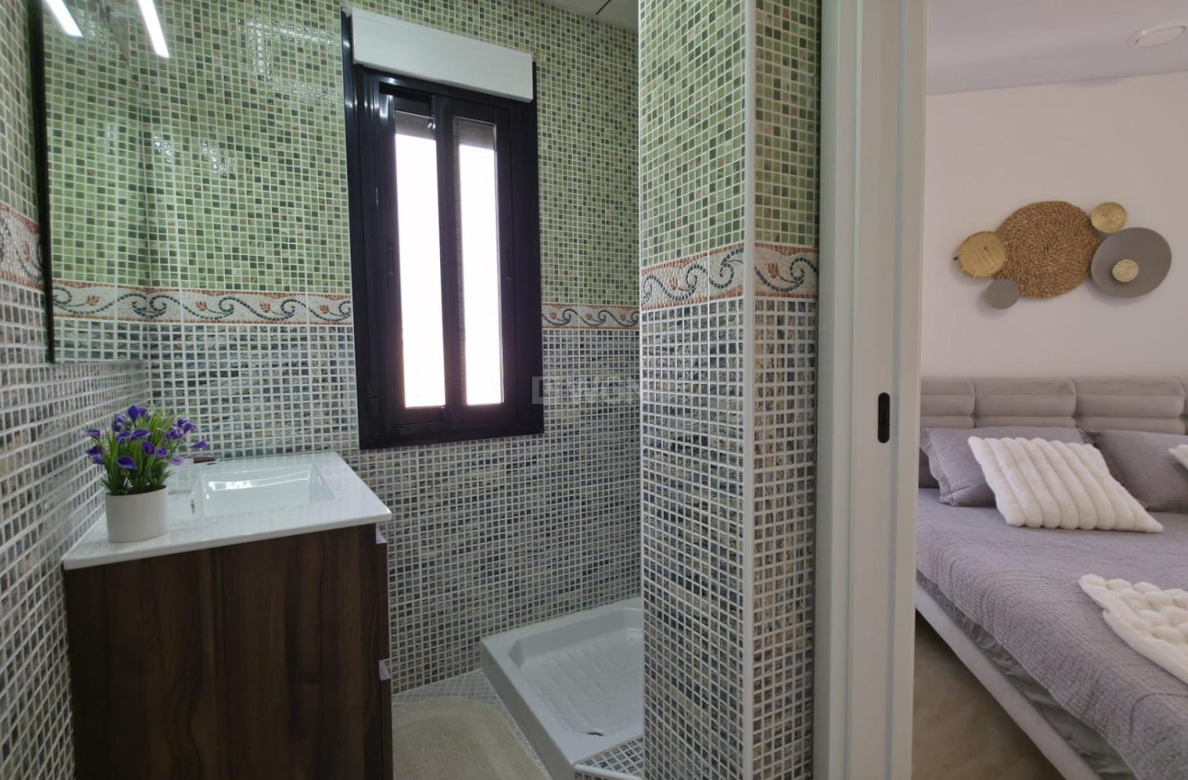 Odsprzedaż - Mieszkanie w bloku - Torrevieja