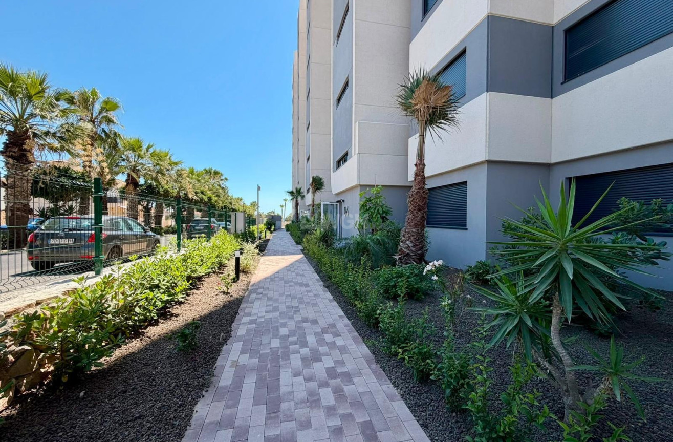 Odsprzedaż - Mieszkanie w bloku - Torrevieja - Punta Prima