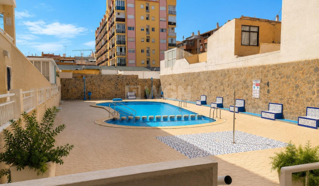 Odsprzedaż - Mieszkanie w bloku - Torrevieja - Centro