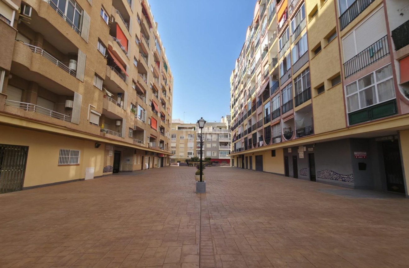 Odsprzedaż - Mieszkanie w bloku - Torrevieja - Playa del Cura