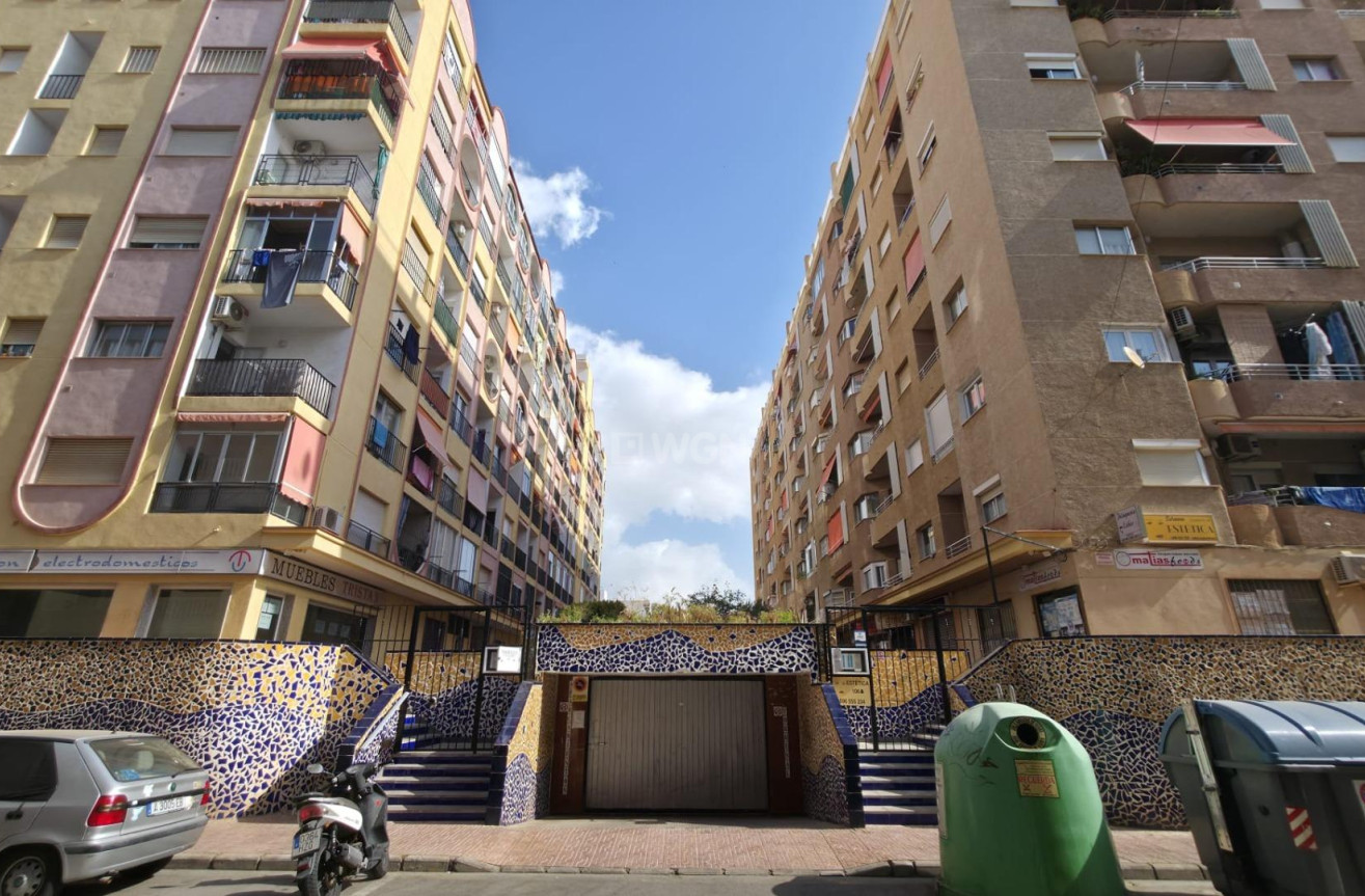 Odsprzedaż - Mieszkanie w bloku - Torrevieja - Playa del Cura