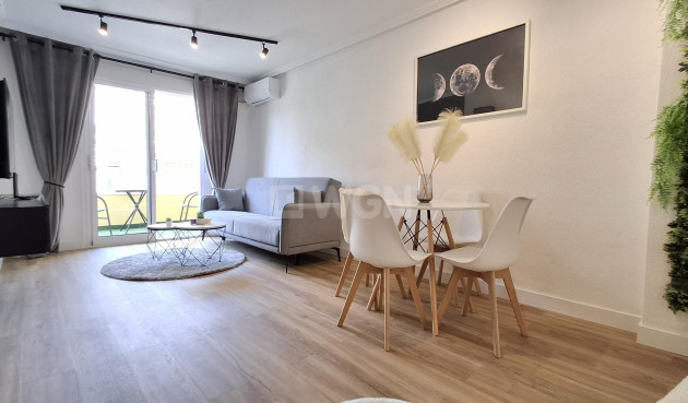 Resale - Apartment / flat - Torrevieja - Estacion De Autobuses