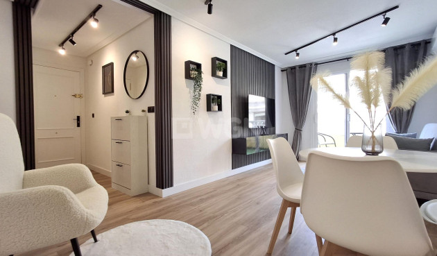 Resale - Apartment / flat - Torrevieja - Estacion De Autobuses