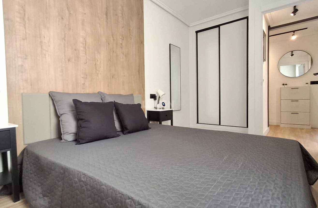 Resale - Apartment / flat - Torrevieja - Estacion De Autobuses