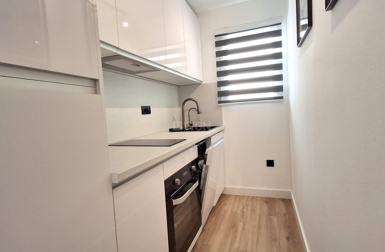Resale - Apartment / flat - Torrevieja - Estacion De Autobuses