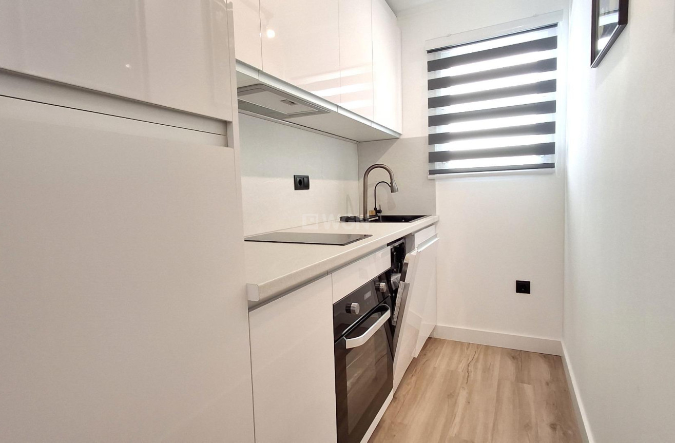 Resale - Apartment / flat - Torrevieja - Estacion De Autobuses