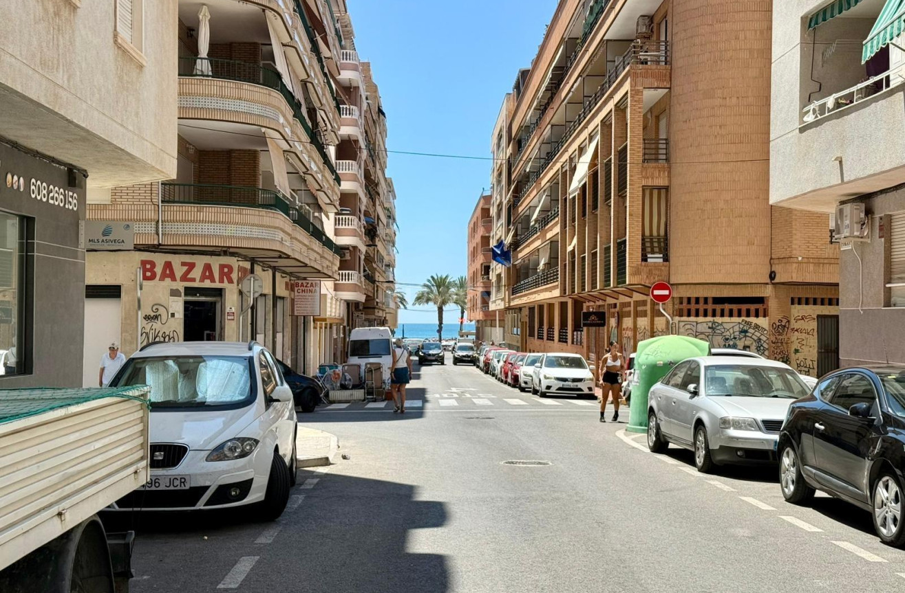 Odsprzedaż - Mieszkanie w bloku - Torrevieja - Playa del Cura