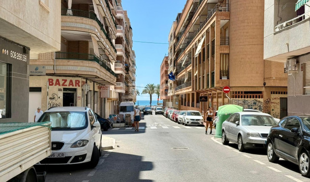 Odsprzedaż - Mieszkanie w bloku - Torrevieja - Playa del Cura