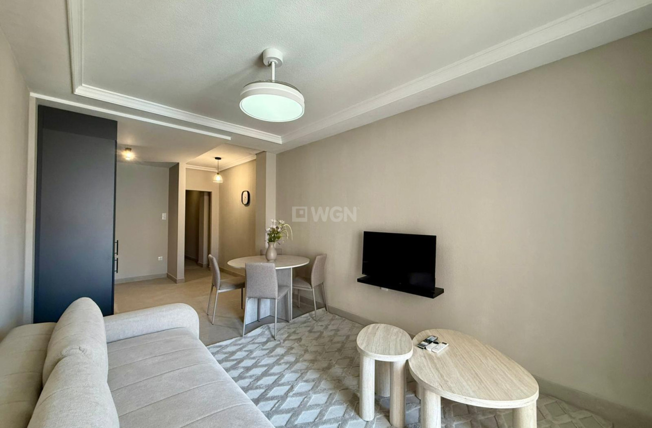 Odsprzedaż - Mieszkanie w bloku - Torrevieja - Playa del Cura