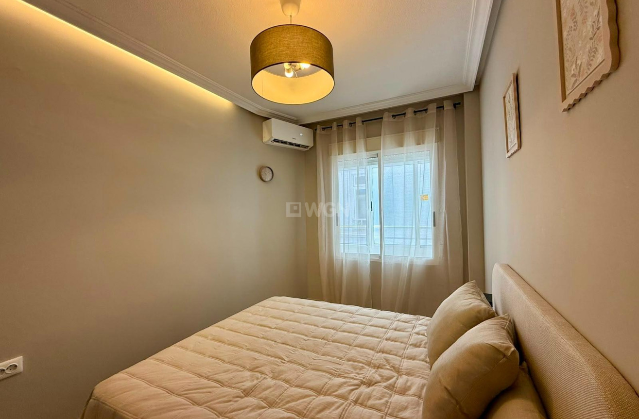 Odsprzedaż - Mieszkanie w bloku - Torrevieja - Playa del Cura