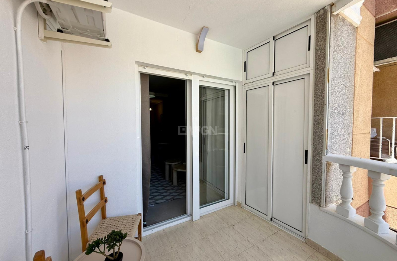 Odsprzedaż - Mieszkanie w bloku - Torrevieja - Playa del Cura