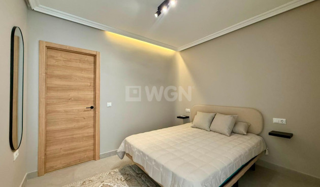 Odsprzedaż - Mieszkanie w bloku - Torrevieja - Playa del Cura