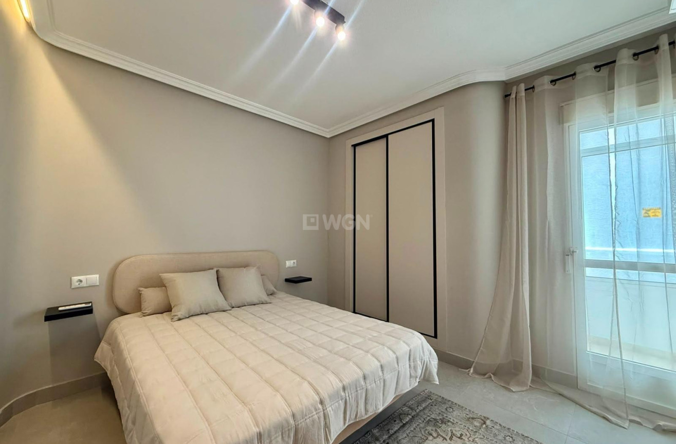 Odsprzedaż - Mieszkanie w bloku - Torrevieja - Playa del Cura