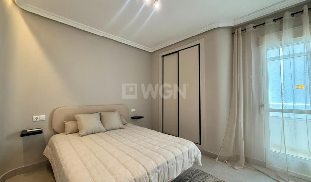 Odsprzedaż - Mieszkanie w bloku - Torrevieja - Playa del Cura