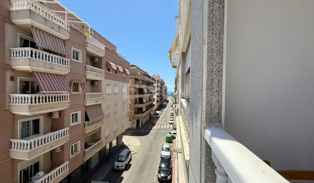 Odsprzedaż - Mieszkanie w bloku - Torrevieja - Playa del Cura