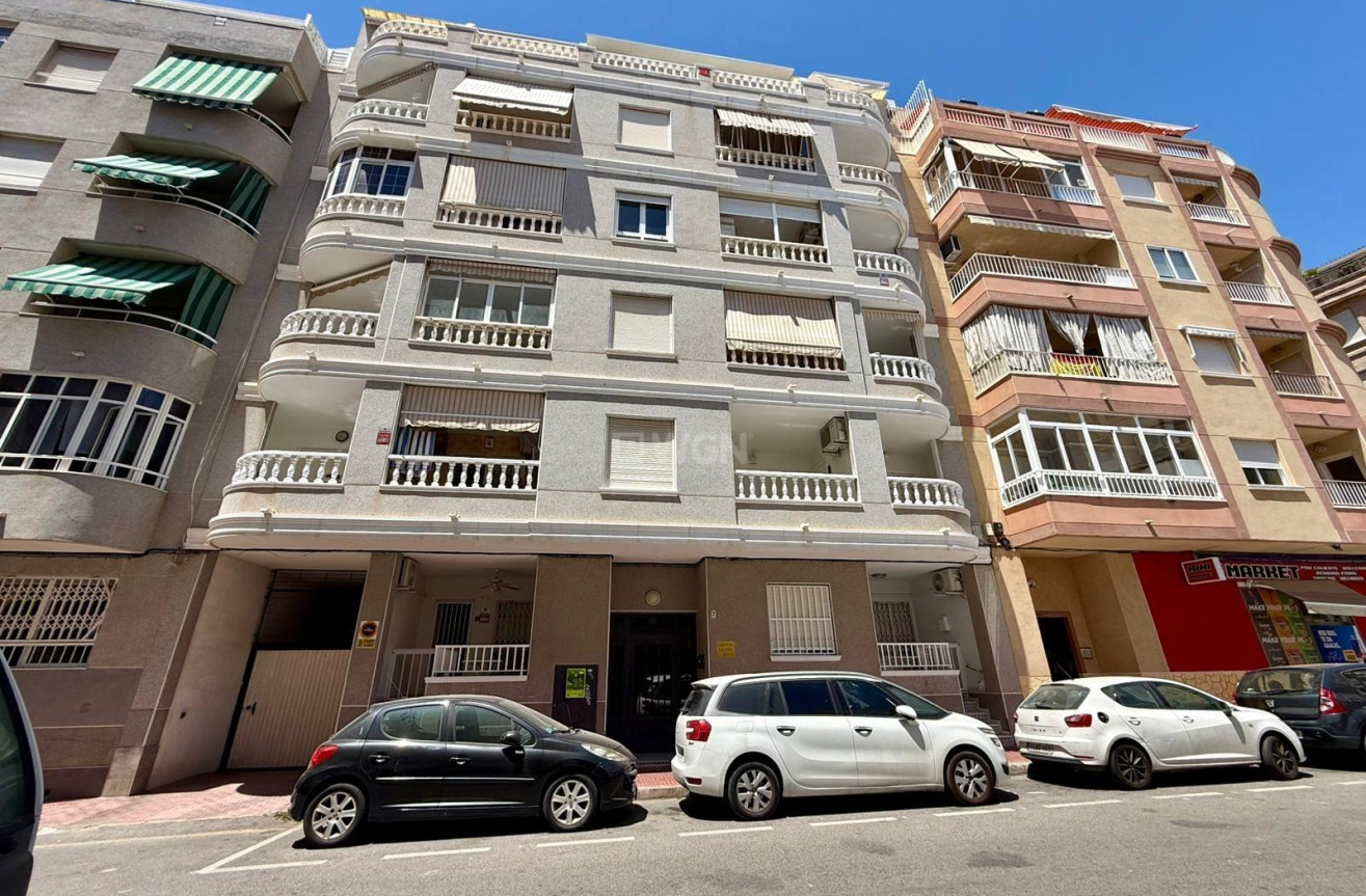 Odsprzedaż - Mieszkanie w bloku - Torrevieja - Playa del Cura