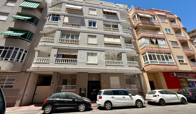 Odsprzedaż - Mieszkanie w bloku - Torrevieja - Playa del Cura