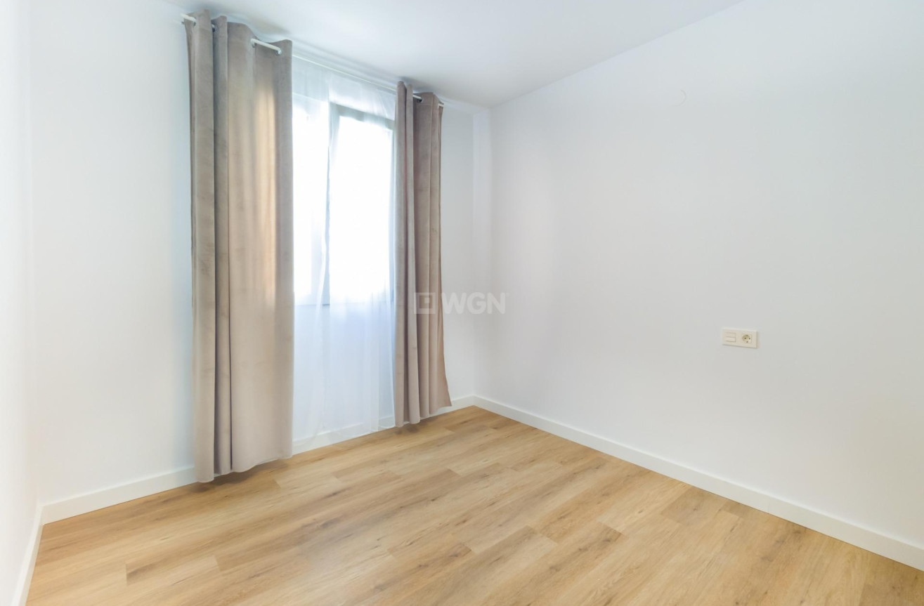 Odsprzedaż - Mieszkanie w bloku - Torrevieja - Playa del Cura