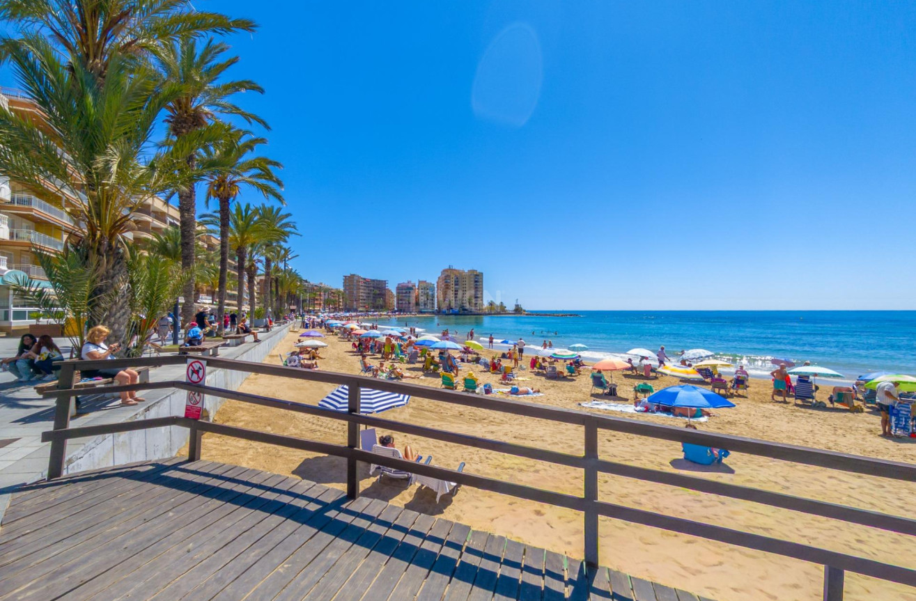 Odsprzedaż - Mieszkanie w bloku - Torrevieja - Playa del Cura