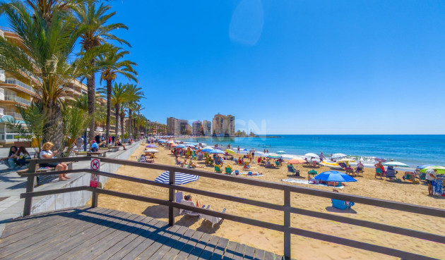 Odsprzedaż - Mieszkanie w bloku - Torrevieja - Playa del Cura