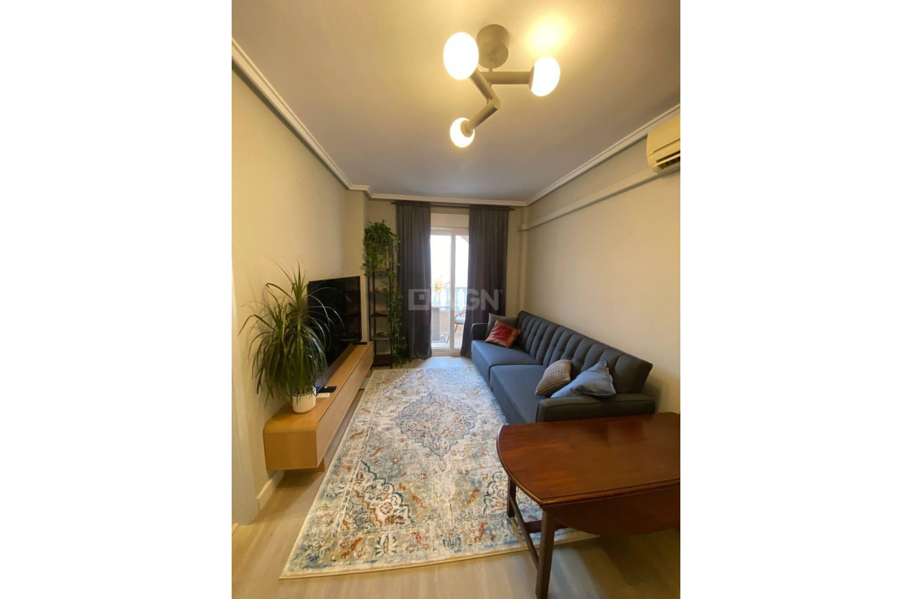 Odsprzedaż - Mieszkanie w bloku - Torrevieja - Playa del Cura
