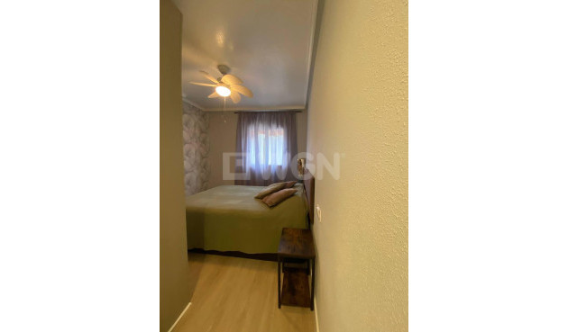 Odsprzedaż - Mieszkanie w bloku - Torrevieja - Playa del Cura