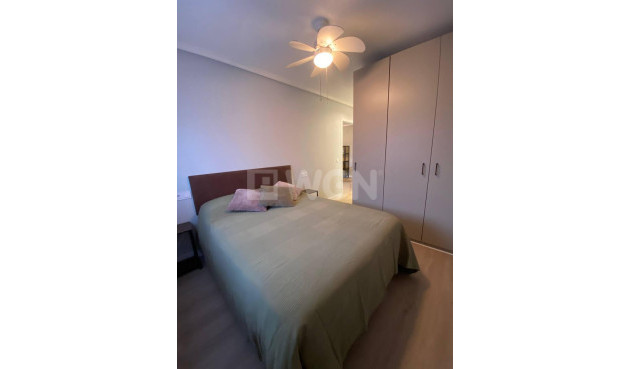 Odsprzedaż - Mieszkanie w bloku - Torrevieja - Playa del Cura