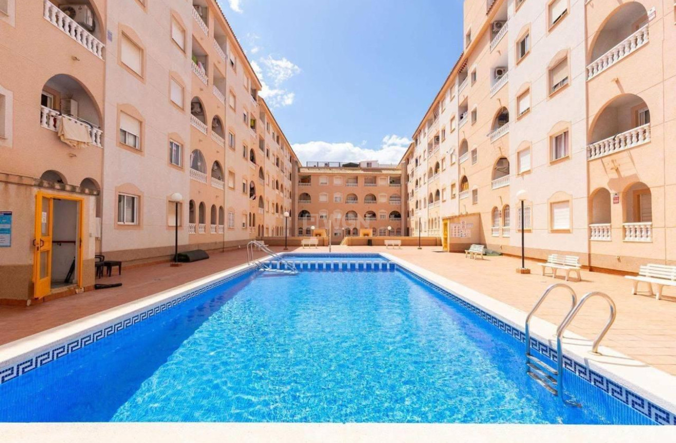 Odsprzedaż - Mieszkanie w bloku - Torrevieja - Playa del Cura